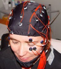 Шапочка с электродами для снятия электроэнцефалограммы активности мозга (с) фото www.abc.net.au